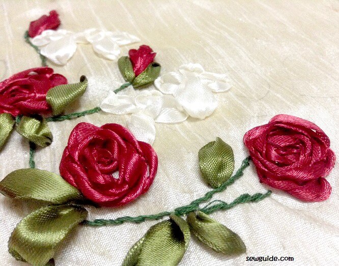 Aprende a bordar 10 flores con cintas de seda o satén con estos tutoriales  - Mi Máquina de Coser
