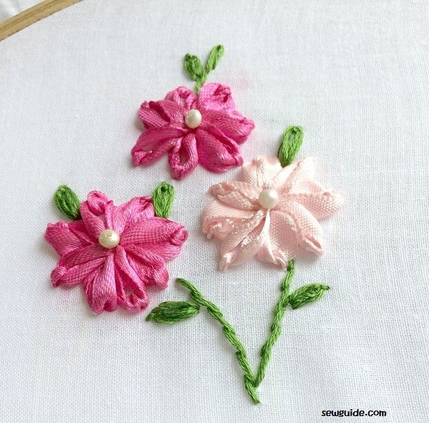 Aprende a bordar 10 flores con cintas de seda o satén con estos tutoriales  - Mi Máquina de Coser