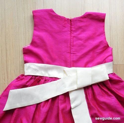 atar un lazo de faja en un vestido