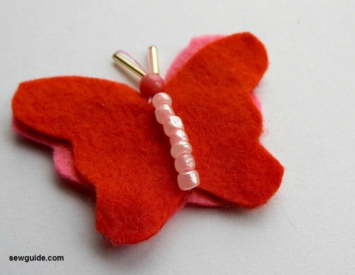 cosiendo hermosas mariposas o ropa