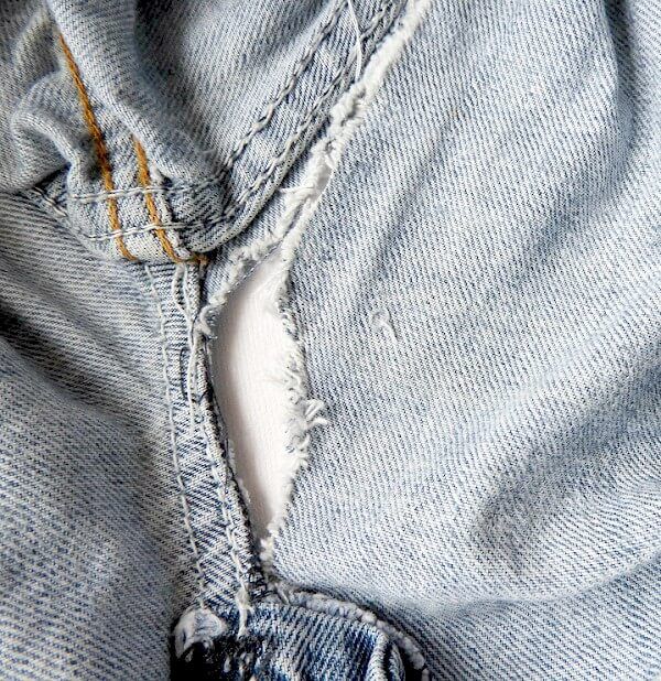 como reparar un agujero de jeans
