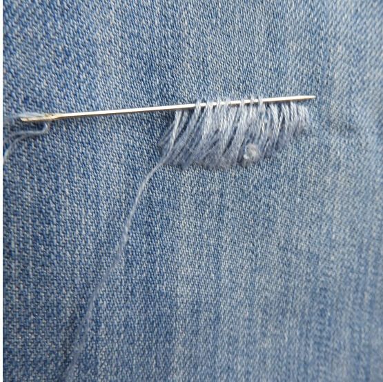 trabajo de reparación de jeans