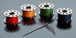 Cómo seleccionar el hilo de la máquina de coser de la canilla